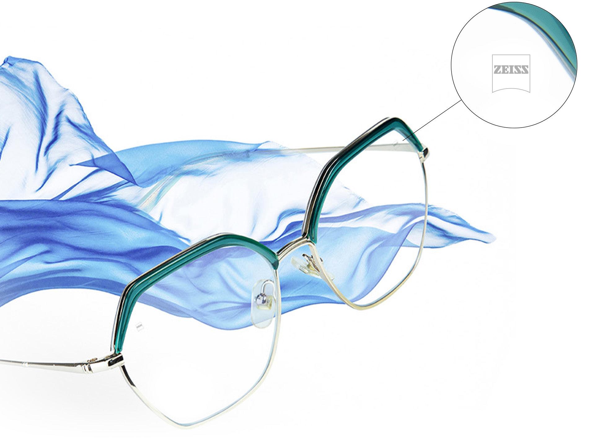 Лінзи ZEISS Progressive Light 2 зі збільшенням на гравіюванні ZEISS.