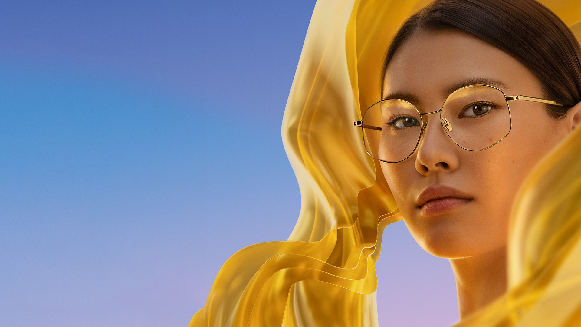 Жінка в окулярах із лінзами з антивідблисковим покриттям ZEISS DuraVision Gold UV, що надає лінзам ледь помітного золотистого блиску.