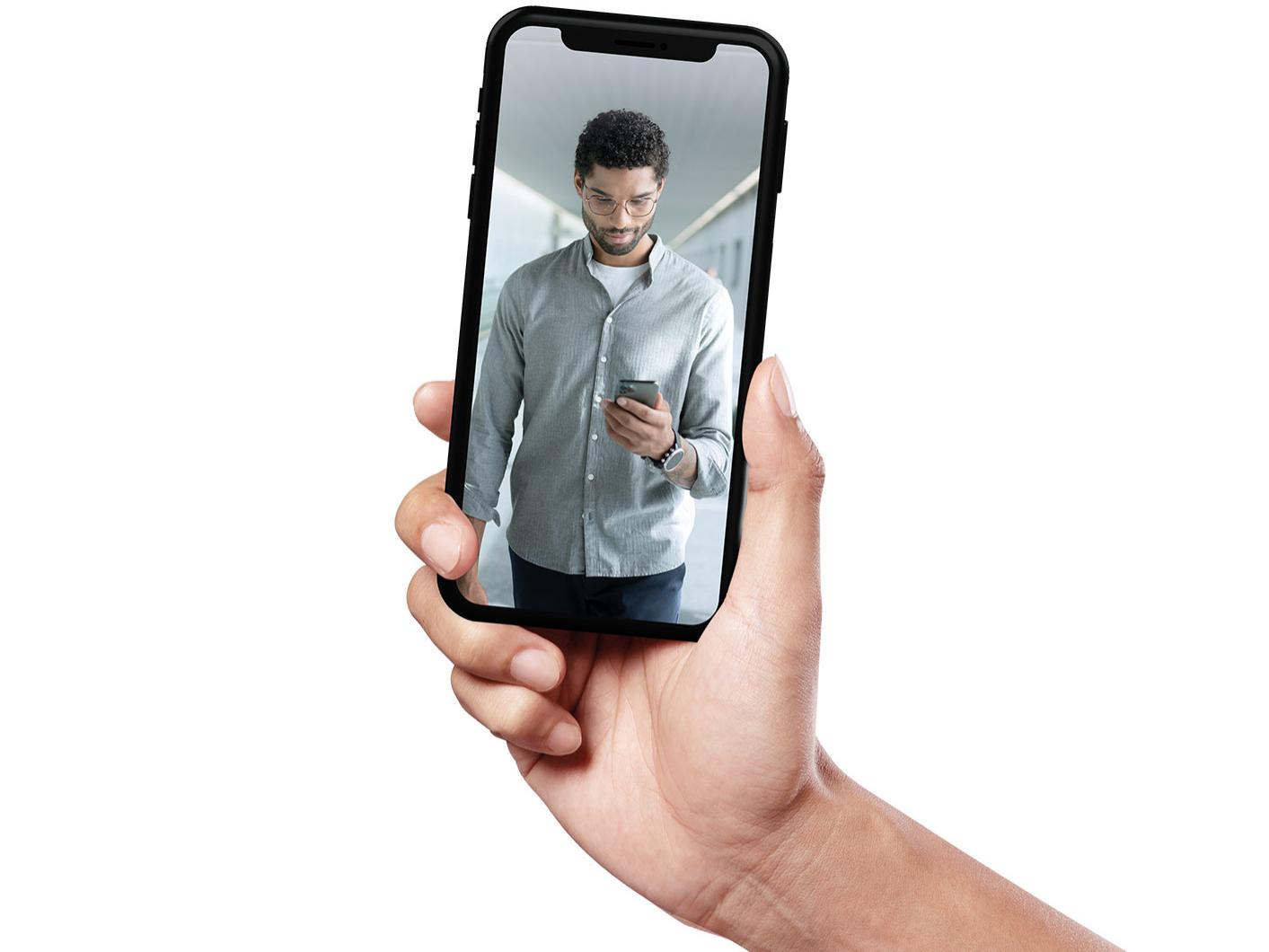 На екрані смартфона крокує молодий чоловік із коротким волоссям у лінзах ZEISS SmartLife.