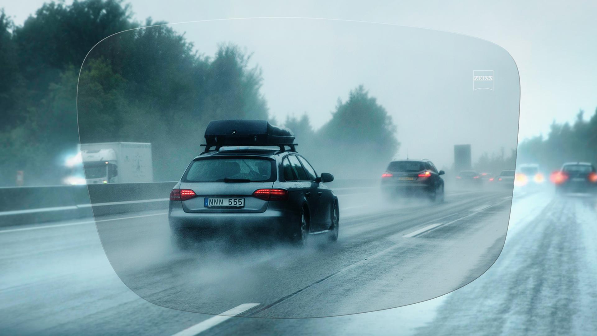 Вид на автомагістраль у дощовий день крізь індивідуальні монофокальні лінзи ZEISS DriveSafe 