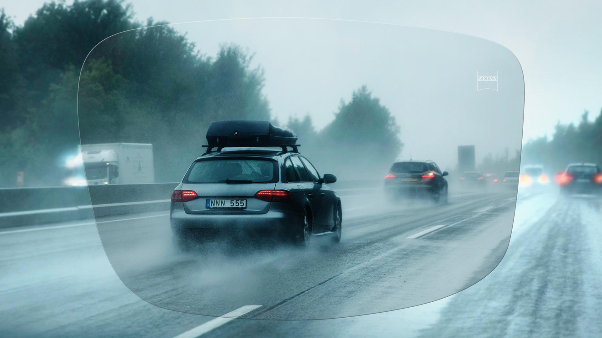Вид на автомагістраль у дощовий день крізь лінзи ZEISS DriveSafe Single Vision Individual 