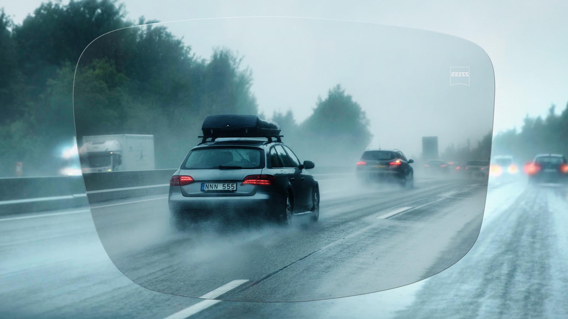 Вид на автомагістраль у дощовий день через лінзи ZEISS DriveSafe Single Vision 
