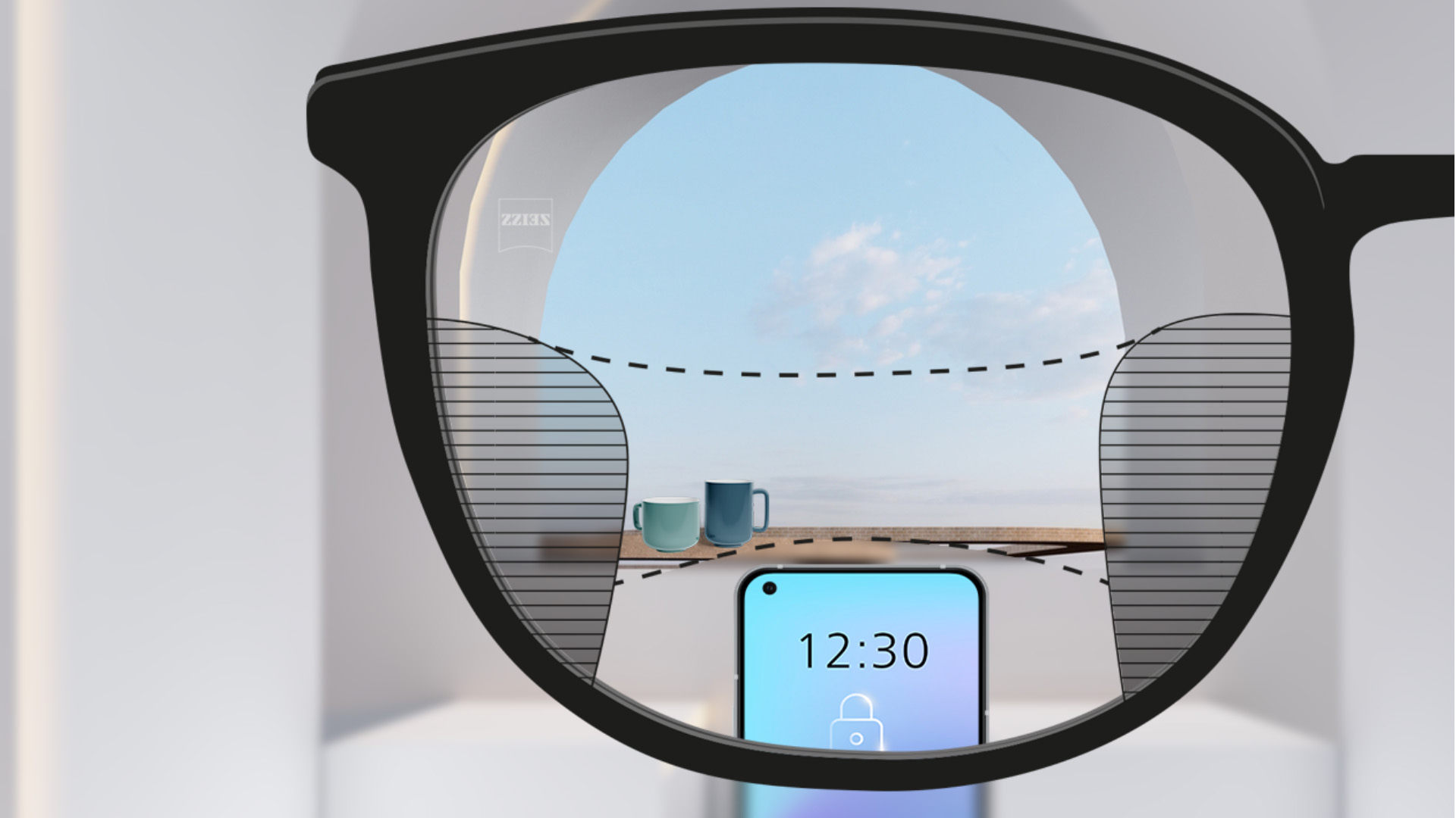 Зображення при погляді крізь лінзи ZEISS Progressive SmartLife зі смартфоном і чашками на фоні; зображення повністю чітке по всій лінзі з вузькими смугами розмитості зліва та справа.