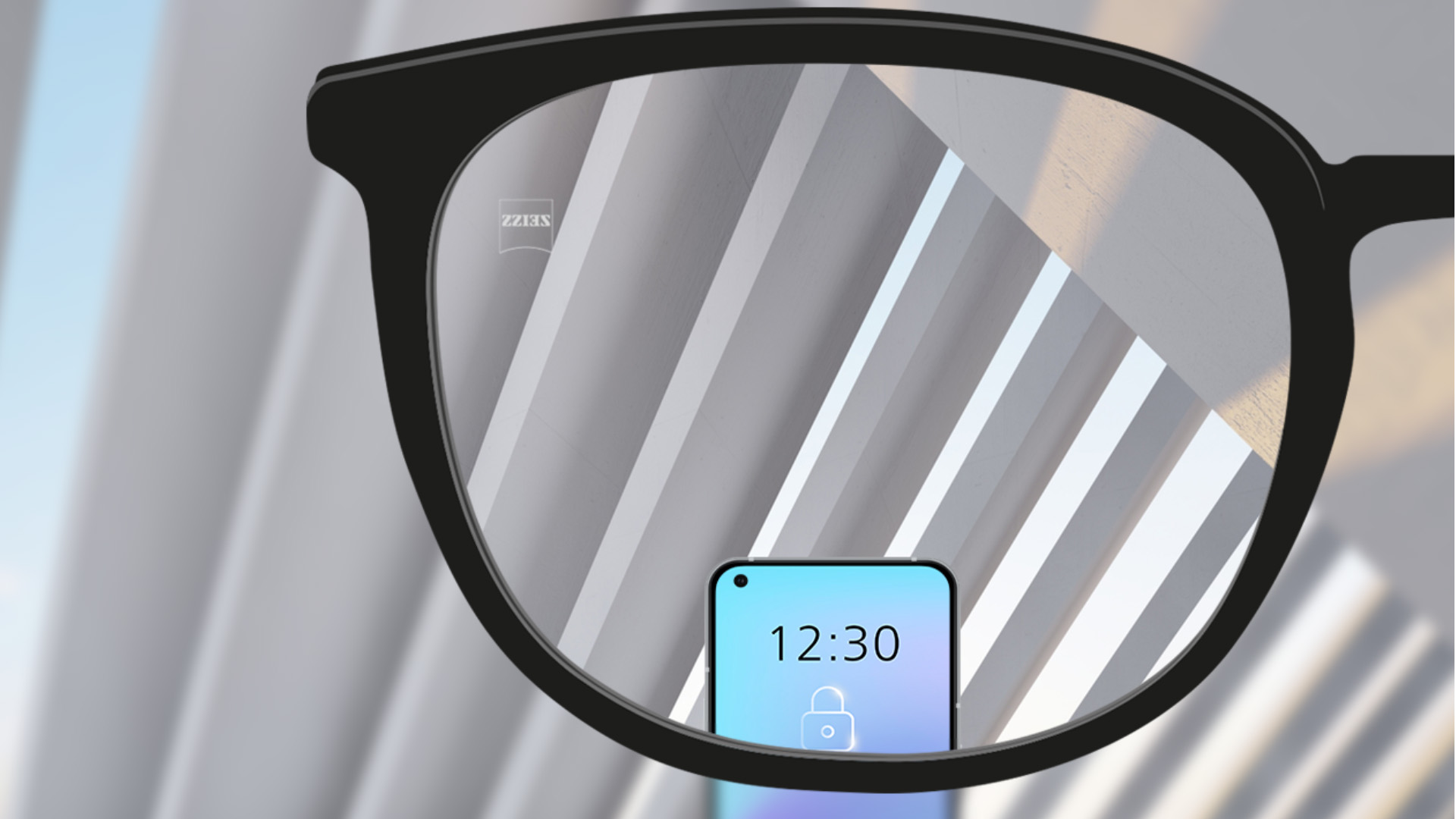 Зображення при погляді крізь лінзи ZEISS Single Vision SmartLife зі смартфоном; зображення повністю чітке по всій лінзі.