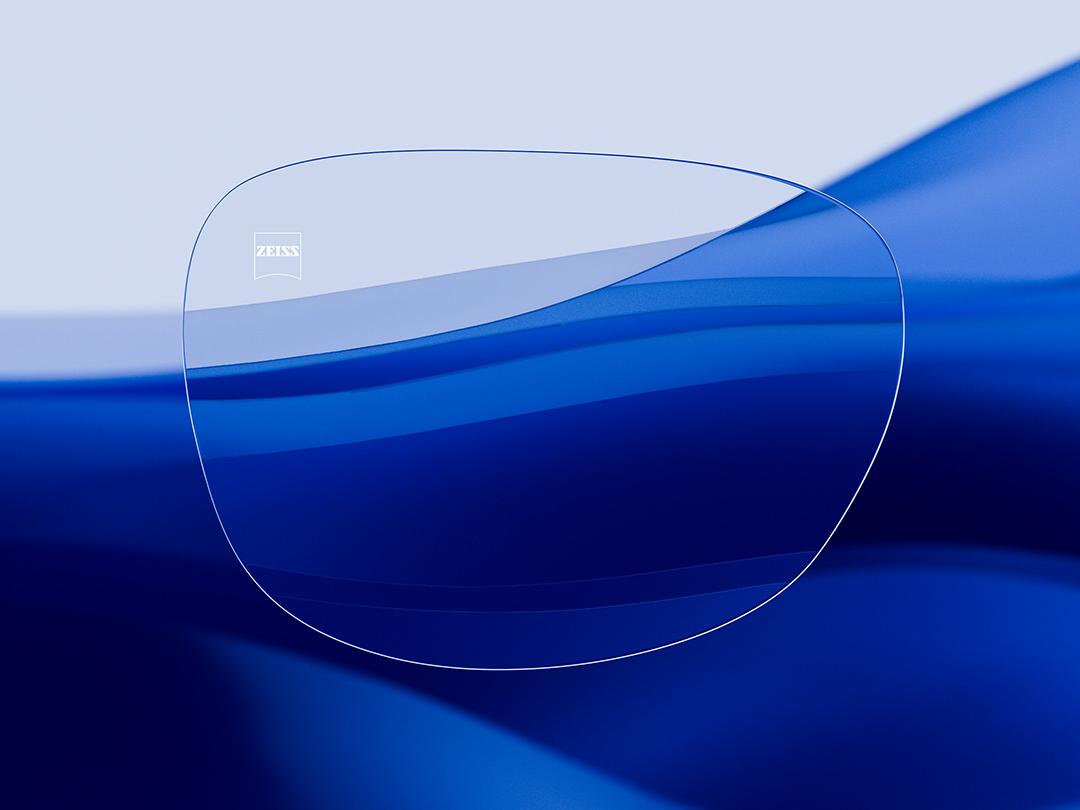 На одній половині розділеного зображення показано лінзу ZEISS із характерними прозорістю та чистотою, тоді як на іншій – звичайну лінзу для окулярів із вираженими рефлексами; ілюстрація підкреслює різницю в оптичній якості двох лінз.