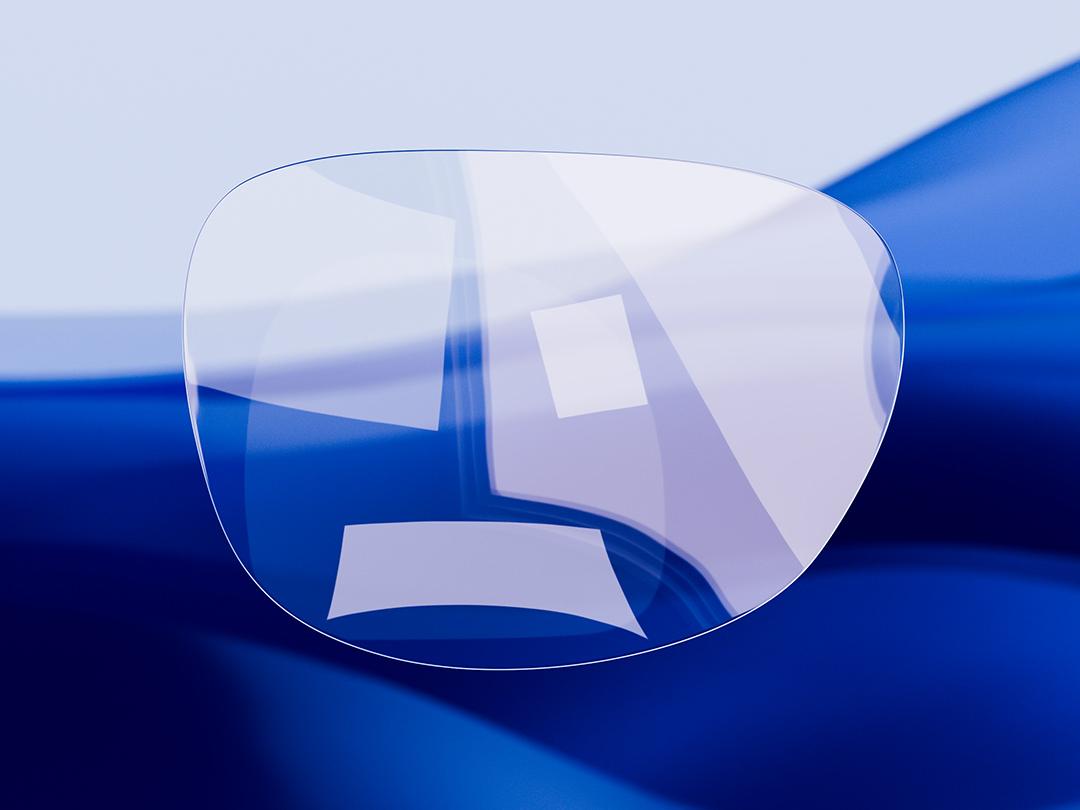 На одній половині розділеного зображення показано лінзу ZEISS із характерними прозорістю та чистотою, тоді як на іншій – звичайну лінзу для окулярів із вираженими рефлексами; ілюстрація підкреслює різницю в оптичній якості двох лінз.