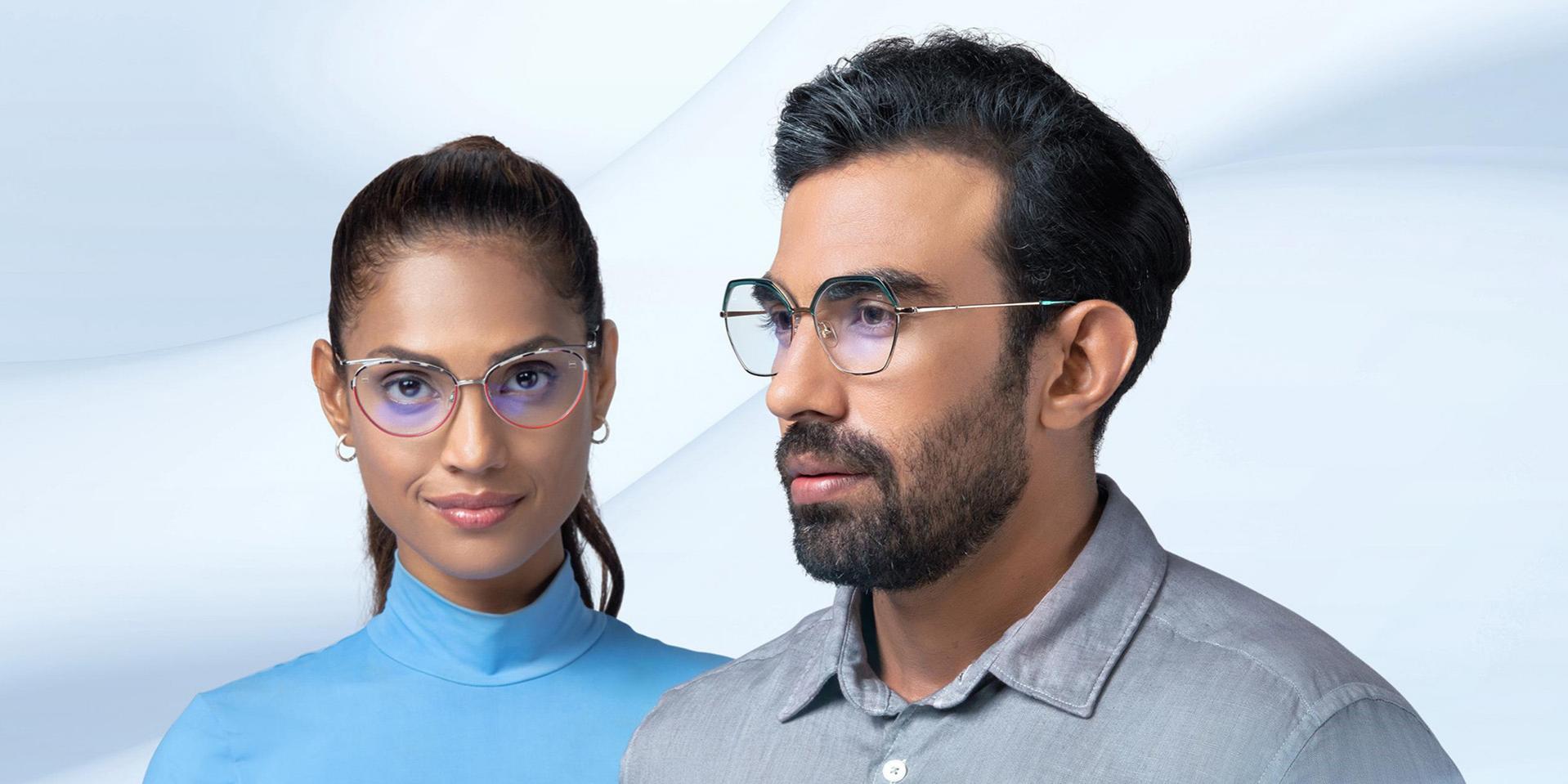 Жінка та чоловік середнього віку в окулярах із лінзами ZEISS Progressive Light 2.