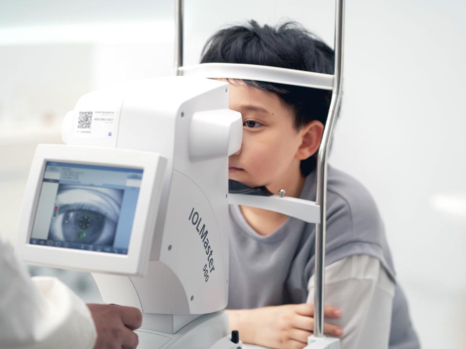 Маленький хлопчик проходить обстеження очей за допомогою приладу ZEISS IOLMaster.