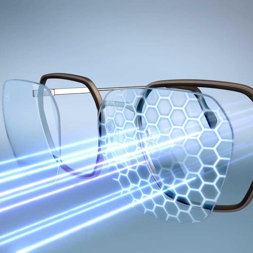 Лінзи, виготовлені з матеріалу ZEISS BlueGuard із використанням технології ZEISS PhotoFusion X, блокують синє світло як у прозорому, так і в затемненому стані.
