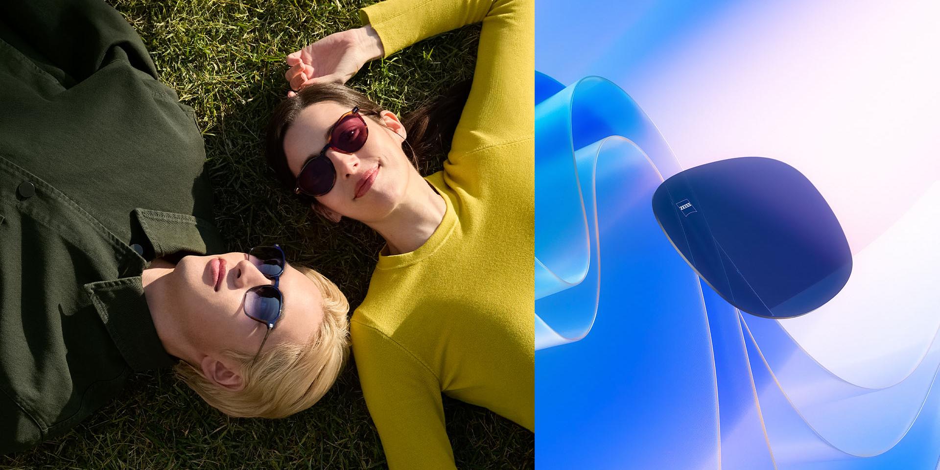 Чоловік і жінка в рецептурних сонцезахисних окулярах ZEISS відпочивають, лежачи на траві й дивлячись на небо. Згенероване комп&apos;ютером зображення тонованої лінзи, яка пливе в напрямку сонячного світла, ілюструє її здатність блокувати УФ-випромінювання