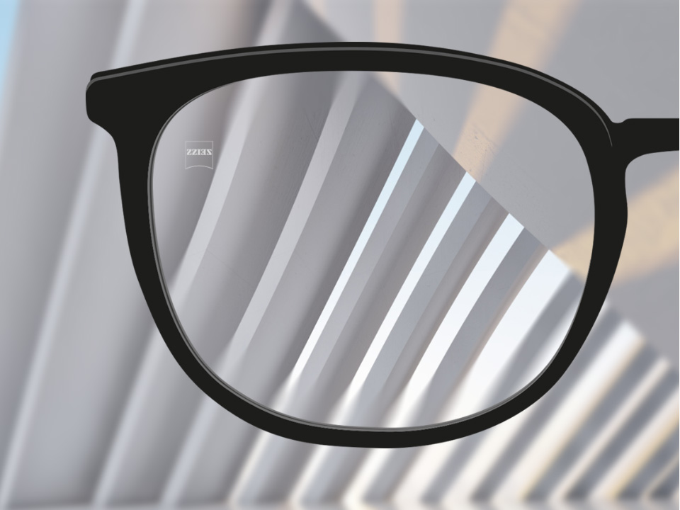 Зображення при погляді крізь лінзи ZEISS Single Vision ClearView; зображення чітке, окрім як за межами лінзи. 