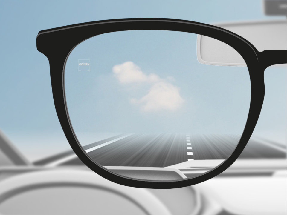 Зображення при погляді водія крізь лінзи ZEISS Single Vision DriveSafe; зображення повністю чітке по всій лінзі.