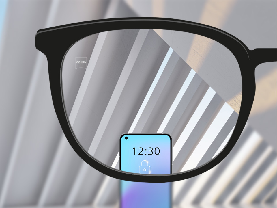 Зображення при погляді крізь лінзи ZEISS Single Vision SmartLife зі смартфоном; зображення повністю чітке по всій лінзі. 