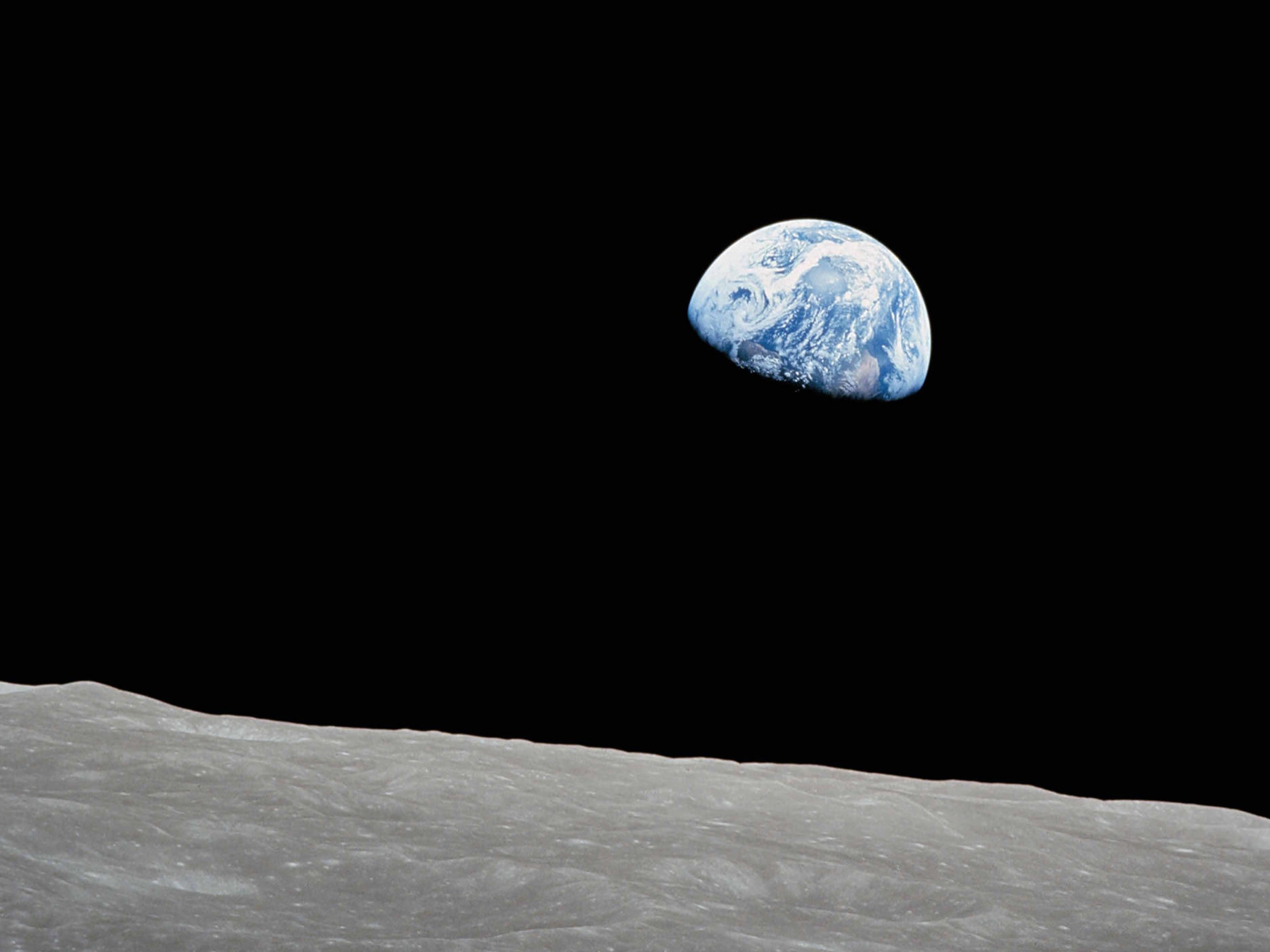 Перспектива, що відкривається, якщо стояти на поверхні Місяця і дивитися в напрямку Землі.