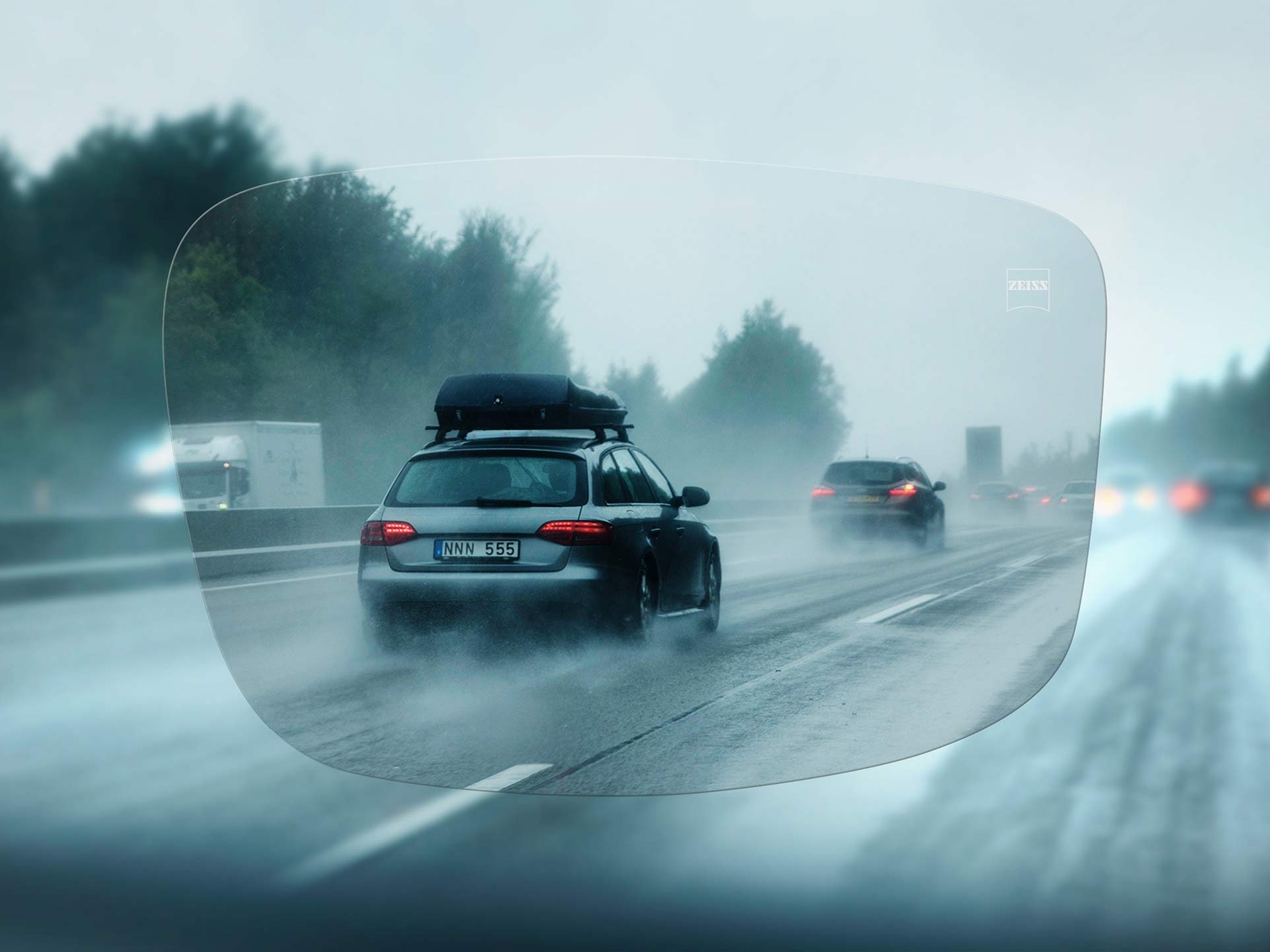 Вид на автомагістраль у дощовий день через монофокальні лінзи ZEISS DriveSafe 