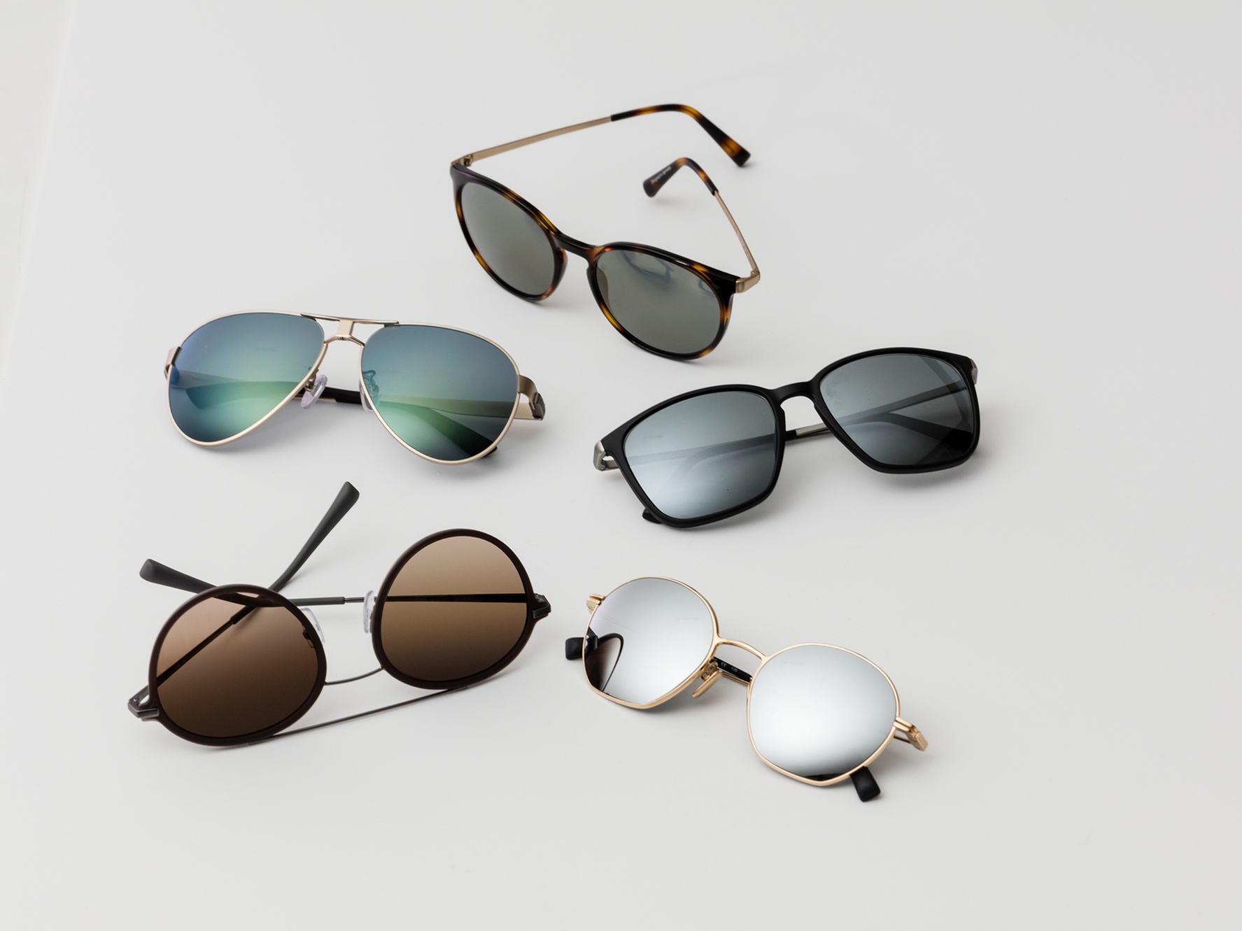 П'ять пар сонцезахисних окулярів із тонуванням класичних відтінків для умов середнього та яскравого освітлення.