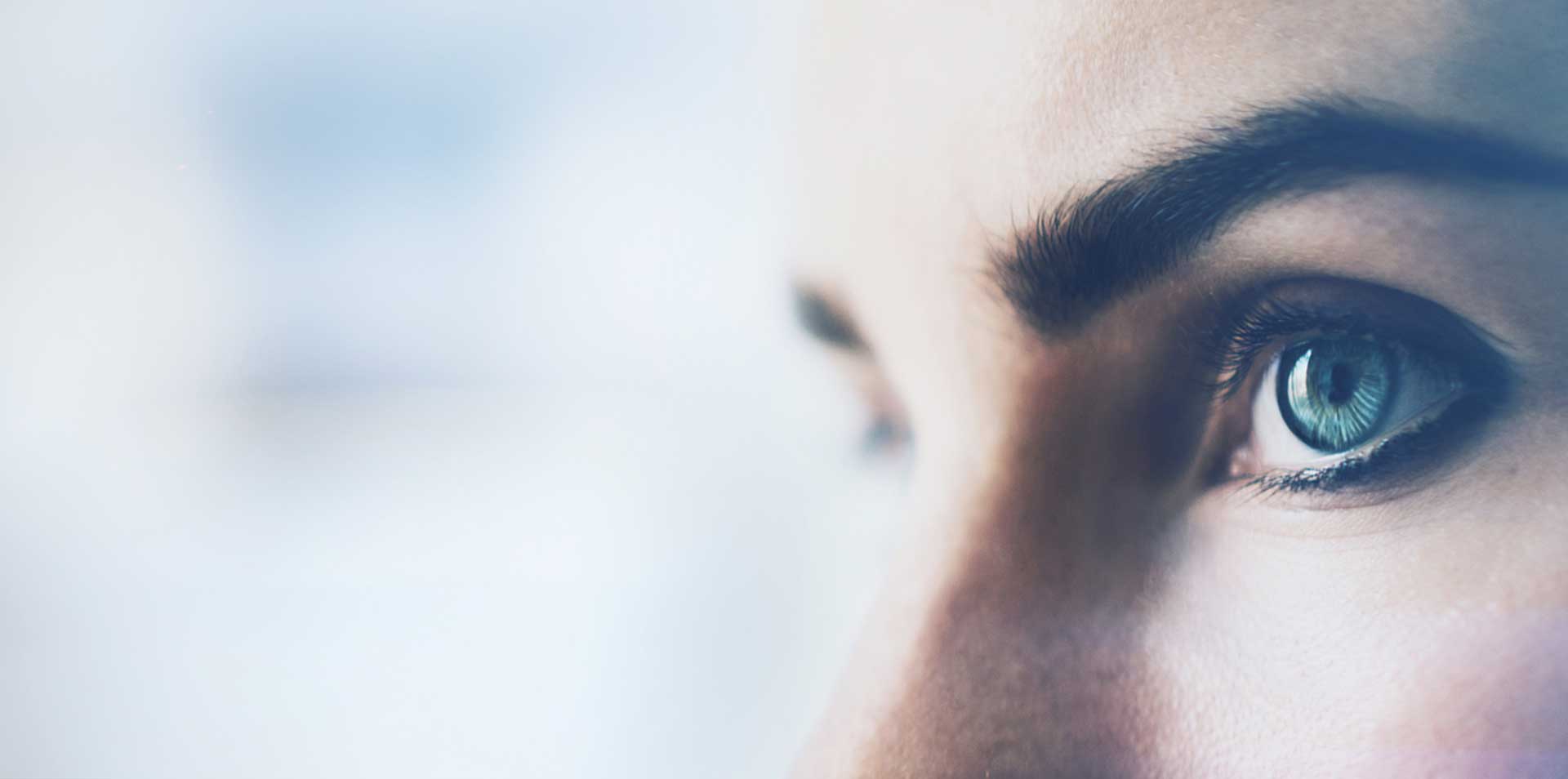 Збільшене зображення очей жінки з візуальними ефектами, ізольоване на білому фоні
