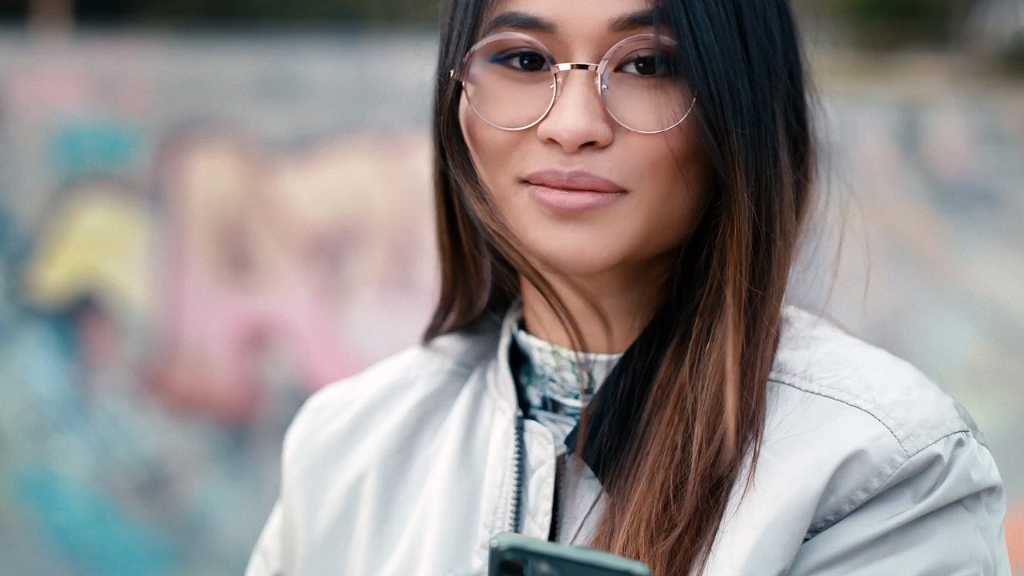 Дівчина в окулярах із лінзами ZEISS Single Vision SmartLife у скейтпарку.